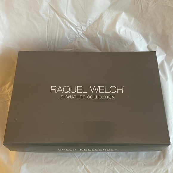 Raquel Welch On Your Game Wig NWT - Picture 14 of 16